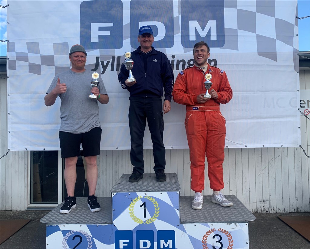 På division 2 podiet er Kim Sørensen flankeret af Frank Jakobsen og Frederik Meincke Helsinghoff.